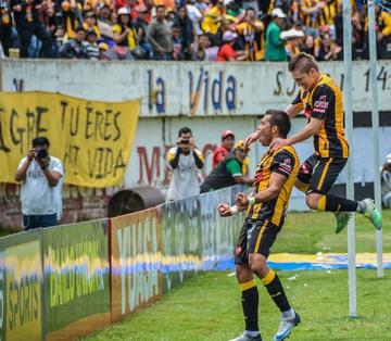Rodrigo Vargas y Alejandro Chumacero celebran la primera conquista.