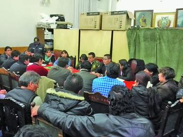 Propietarios de locales de venta de alcohol en la reunión de ayer.