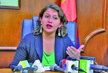 Ariana Campero es la ministra de Salud.