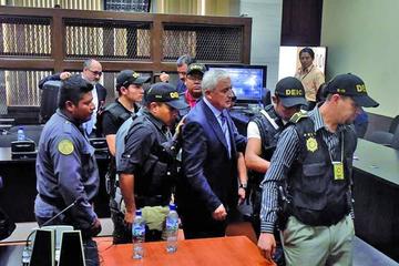 Pérez Molina y Baldetti asisten a su audiencia por caso de corrupción