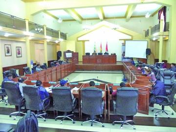 Los asambleístas analizaron la ley en grande detalle y revisión.