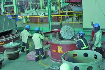 Karachipampa marcha y obreros esperan la planta de refinar zinc