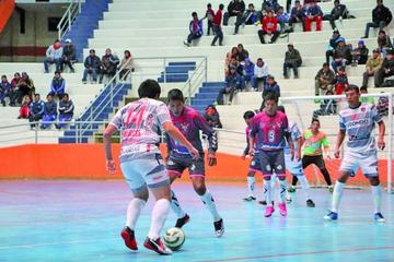 Uno de los jugadores de Lizondo controla el balón.
