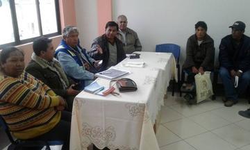 El gerente de Aapos, Rolando Montesinos, informa a los dirigentes de la Fedjuve.