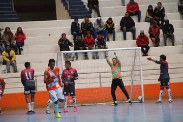 Andrés Portocarrero, de Illimani Zebol, de La Paz, celebra su primer gol.