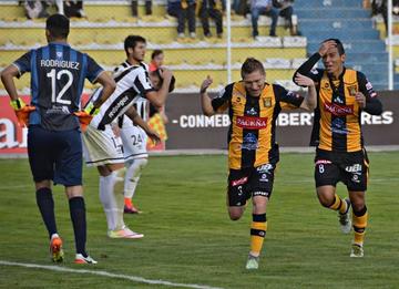 Alejandro Chumacero, junto con Diego Bejarano, festeja el segundo gol del conjunto paceño.