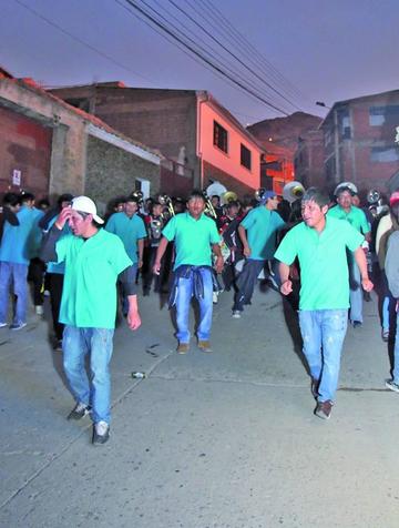 Los bailarines recorrieron las calles invitando a la fiesta.