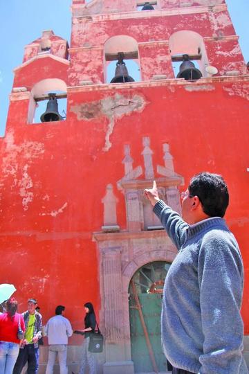 Cae pedazo de revoque de la espadaña de la Merced
