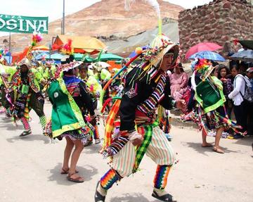 El colorido de los trajes fue el detalle de la fiesta.