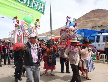 Los trabajadores cargan las imágenes del Tata Ck'accha y la virgen Candelaria.