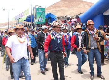 Dirigentes y la gente en el palco oficial.