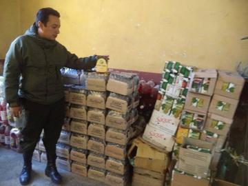 El intendente muestra las bebidas incautadas.