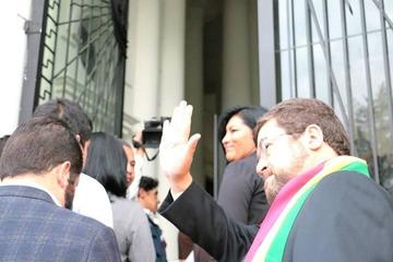 El empresario, a su entrada al Tribunal Supremo de Justicia, saluda a la gente.