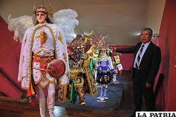 Exhiben trajes y caretas para el Carnaval de Oruro