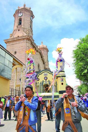 Cargaron al Tata Ck'accha en la réplica de la catedral.