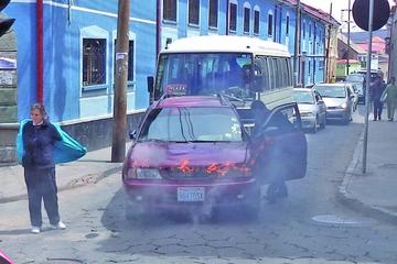 Vecinos ayudan apagar incendio de auto