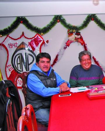 Antonio Decornis y el presidente de la banda roja, Wilfredo Condori.