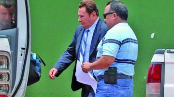 Padre de exministro se entrega ante denuncia de narcotráfico