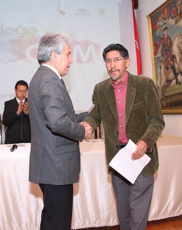 El presidente de la FCBCB felicita al director Vladimir Cruz por su posesión.