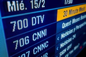 Fotografía de la pantalla de un televisor donde se excluye al canal de noticias.