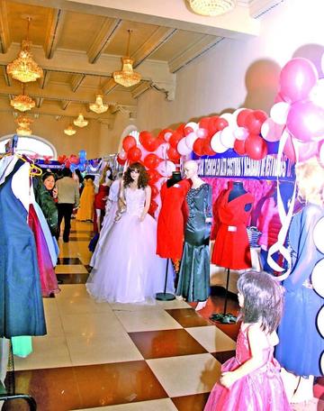 El sector que exhibe trajes de alta costura.