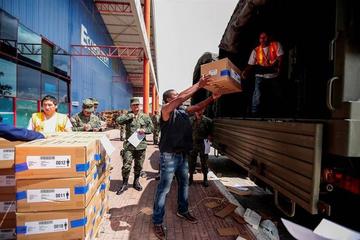 El material electoral es trasladado por los funcionarios.