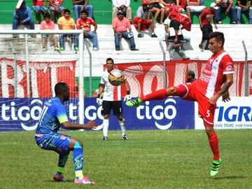 Pablo Espinoza despeja el balón.