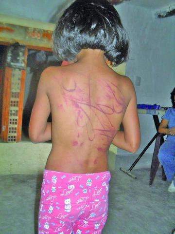Madre flagela a su hija porque no le hacía caso