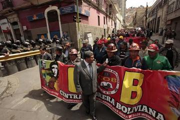 Marcha de los trabajadores por las calles del centro paceño.