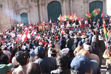 La población citadina salió a las calles para defender el voto por el No, emitido en el referendo.