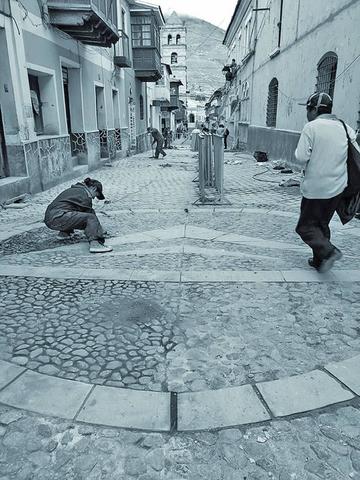 Concluye el colocado de piedras a la primera cuadra de la calle Tarija