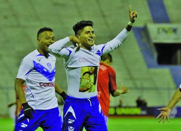 Luis Alí festeja el segundo tanto del equipo local.