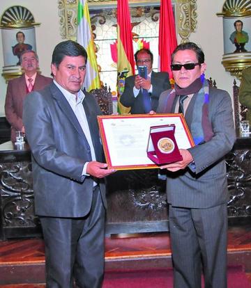 El gobernador Juan carlos Cejas entrega el decreto departamental.