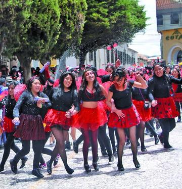 Las señoritas bailaron y gozaron la entrada.