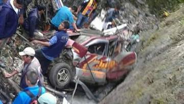 Una vagoneta se precipitó a un barranco en el sector de Santa Bárbara, cerca a Coroico en La Paz.