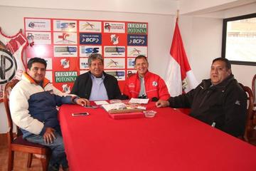 Los dirigentes de la banda roja durante una reunión con el técnico Carlos Leeb.