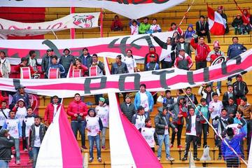 La barra brava de la banda roja estuvo presente en la curva sur del estadio.