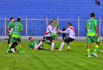 Bruno Pascua y Nelson Ruiz agarran el balón tras el gol del empate.