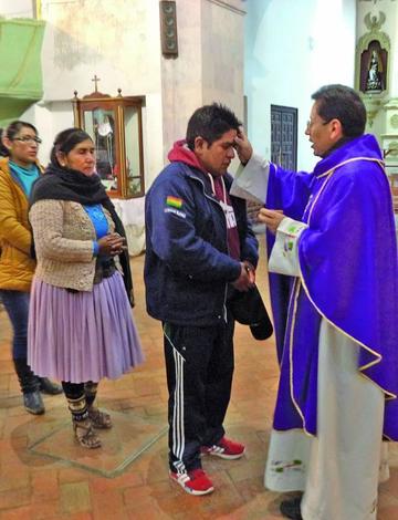 La población recibe el símbolo de la Cruz en la ceniza.