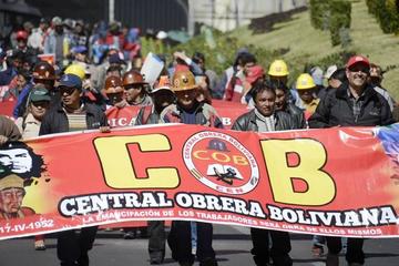 Los trabajadores buscan que el incremento alcance, al menos, para comprar los alimentos básicos de la canasta familiar.