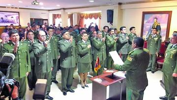 Los coroneles al jurar ayer.