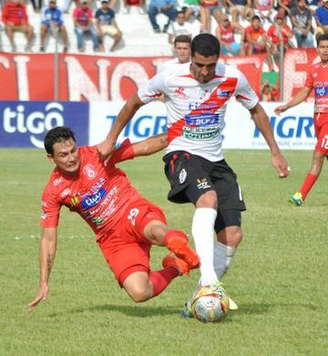 Aldo Paniagua, de Nacional, gana el control del esférico.
