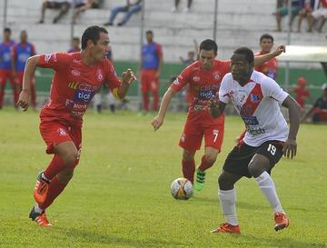 Gualberto Mojica, de Guabirá, controla el balón ante la marca de Hennry Alaca, de Nacional.
