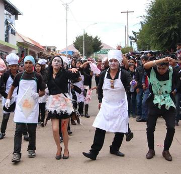 Los bailarines de una de las comparsas.
