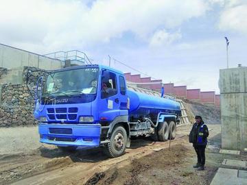 Aapos distribuye el agua del río San Juan a la zona alta, a través de cisternas.