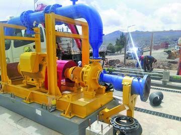 La bomba está instalada y se trabaja en el acoplamiento de la tubería.