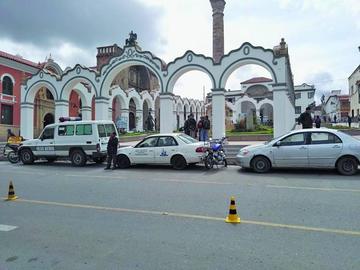 Vehículos policiales usan el área como parqueo.