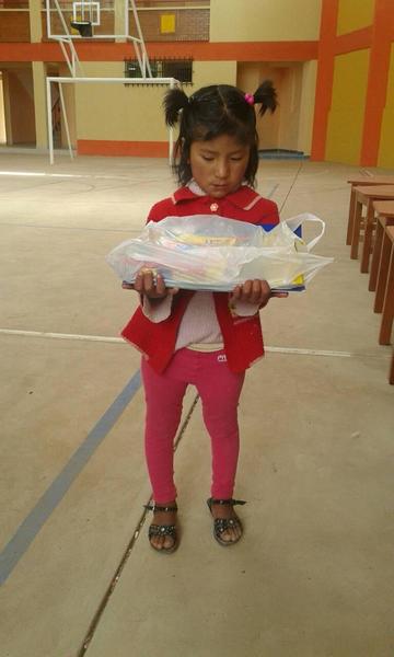 Dan material escolar a dos escuelas de la ciudad