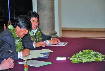 El presidente Evo Morales firma la norma y convoca a trabajar por la industrialización de la planta.