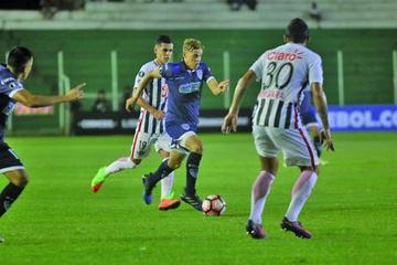 Alexis Messidoro trata de pasar a sus rivales.